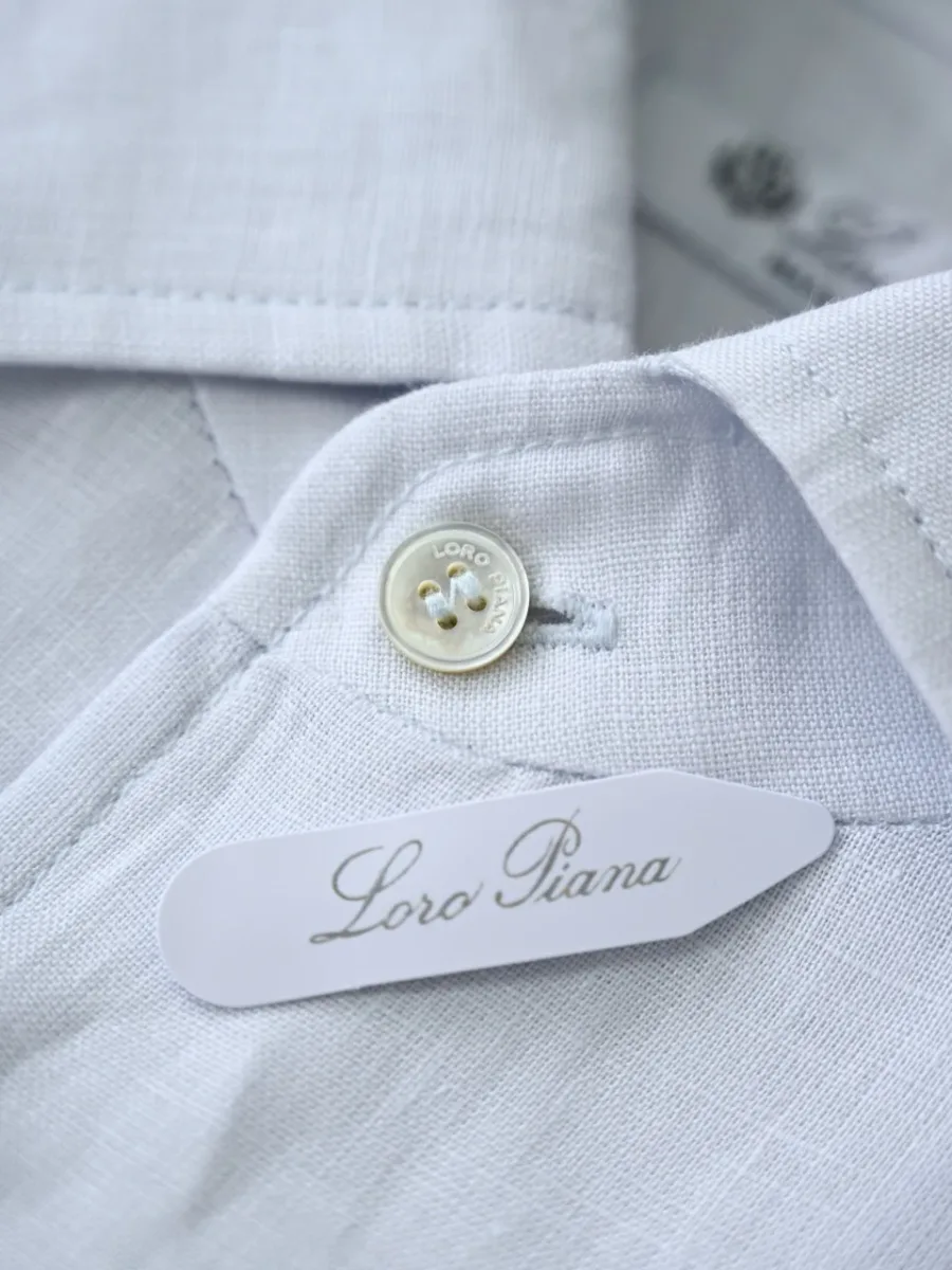Рубашка Loro Piana крупным планом, манжета с пуговицей и фактура льняной ткани