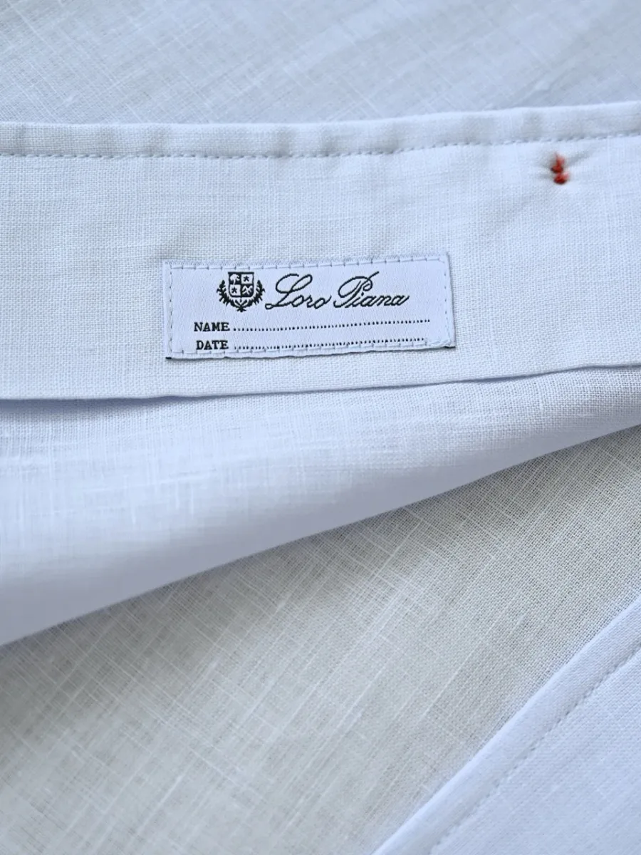 Рубашка Loro Piana с внутренней стороны, фирменная бирка на воротнике и льняная фактура