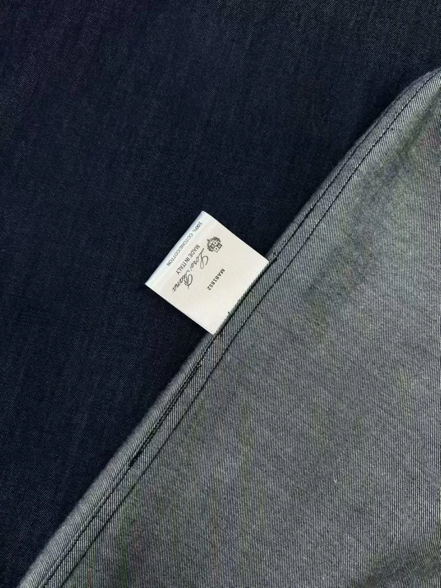 Рубашка Loro Piana из тёмно-синего денима крупным планом, нижний край и внутренняя бирка