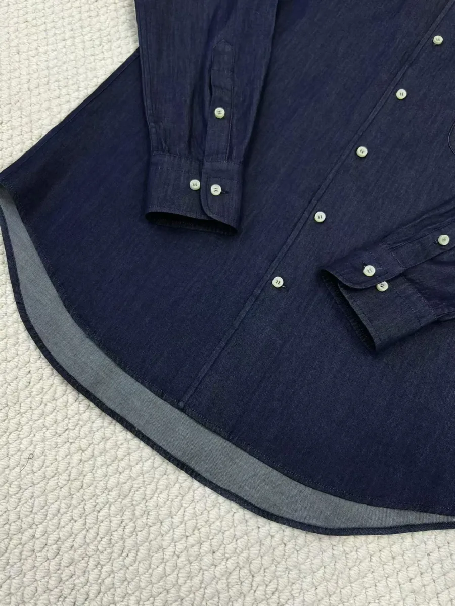 Рубашка Loro Piana из тёмно-синего денима крупным планом, воротник, планка и нагрудный карман