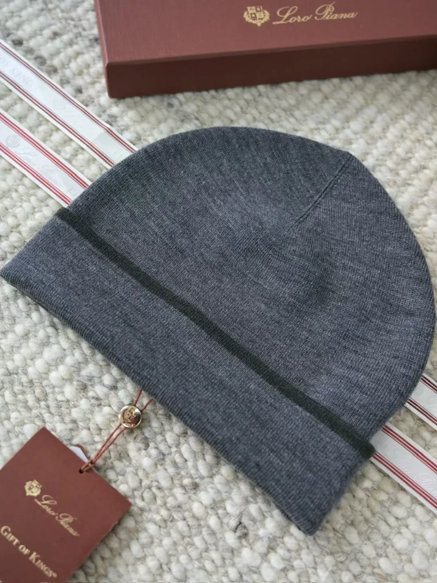 Серая вязаная шапка Loro Piana под углом, заметны отворот и шов на макушке