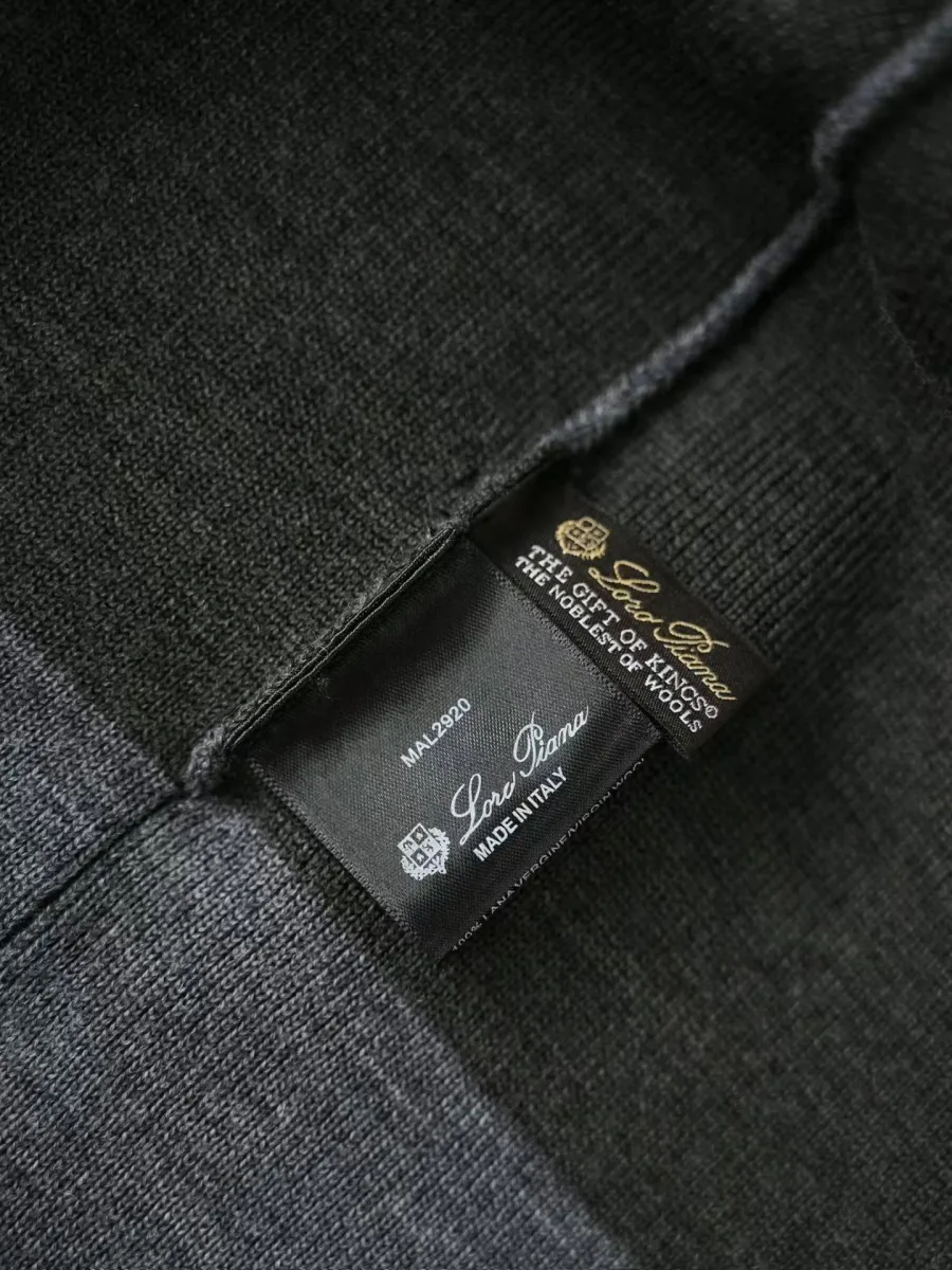 Серая вязаная шапка Loro Piana на модели сбоку, видны отворот и фактура вязки
