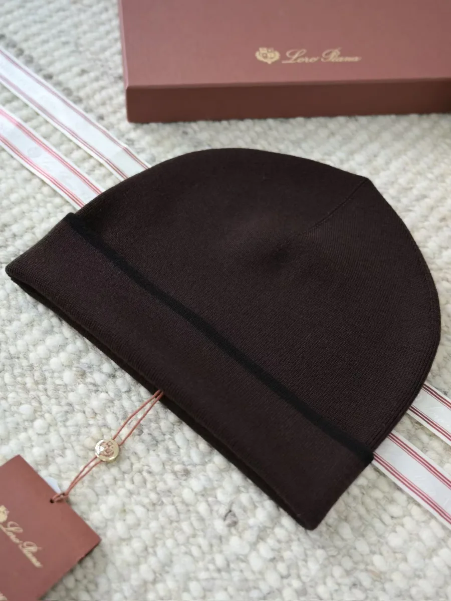 Тёмно-коричневая шапка Loro Piana под углом с широким отворотом и биркой