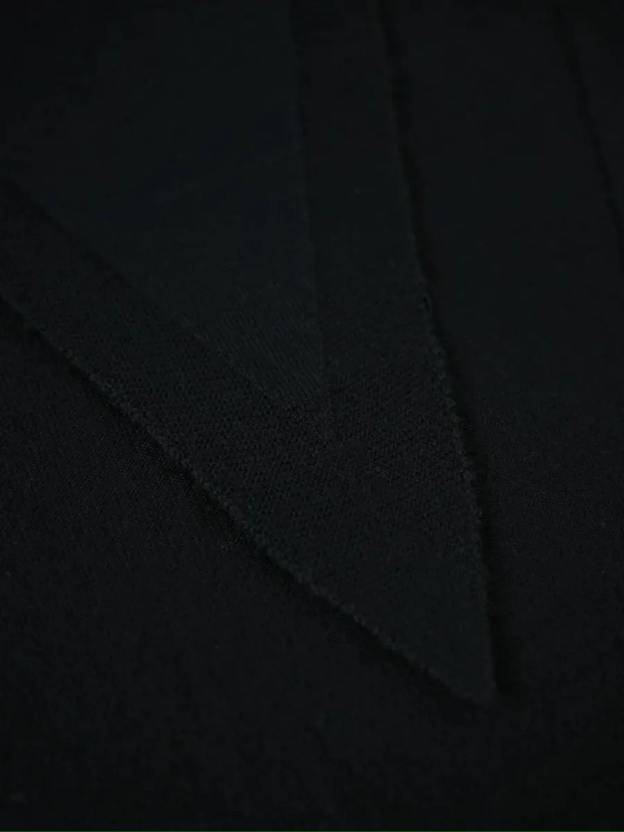 Крупный план чёрного шарфа Loro Piana с мягкими складками и ровной тканевой фактурой