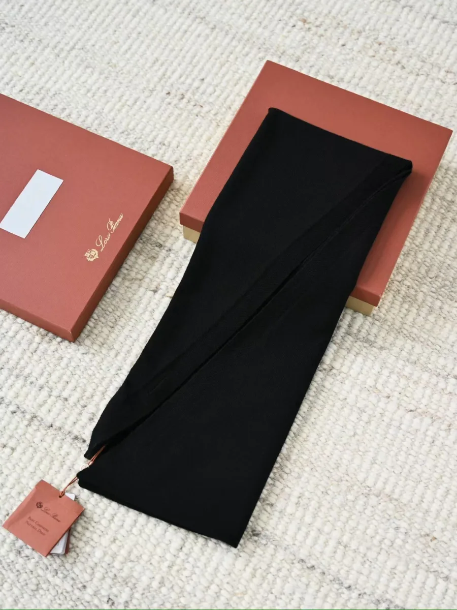Чёрный шарф Loro Piana в разложенном виде, вытянутая форма и заострённый край