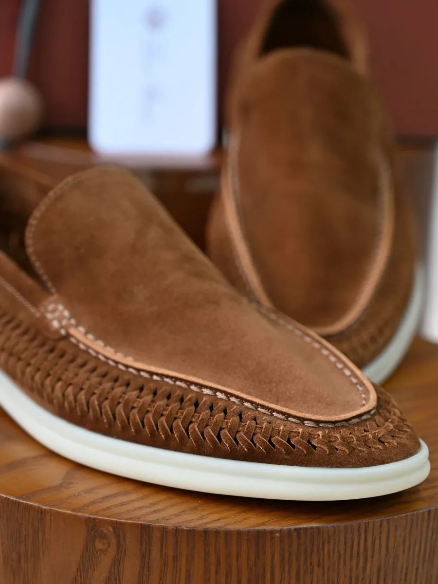 Коричневый замшевый лофер Loro Piana Summer Walk крупным планом, видны мысок и плетёная фактура боковины