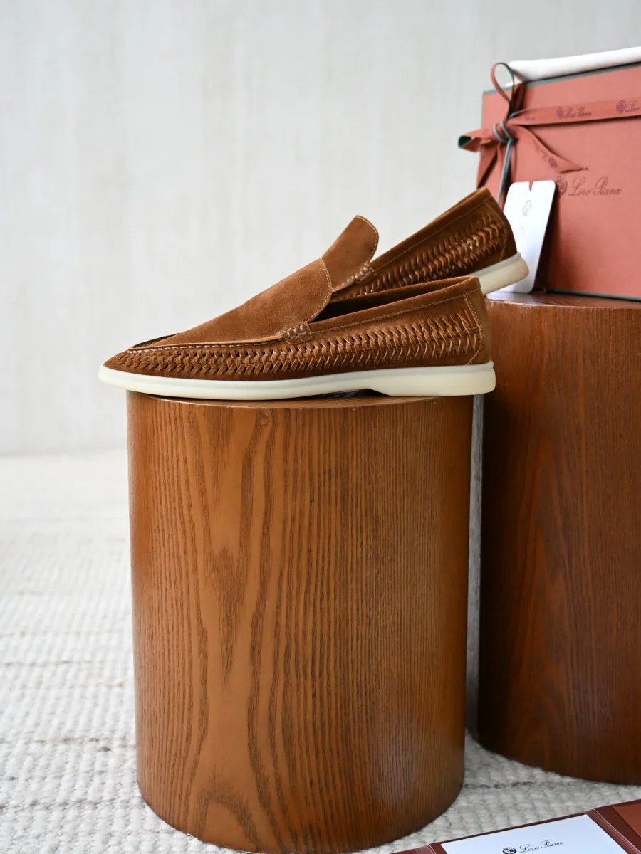 Коричневый замшевый лофер Loro Piana Summer Walk в профиль, видны плетёная боковая вставка и белая подошва