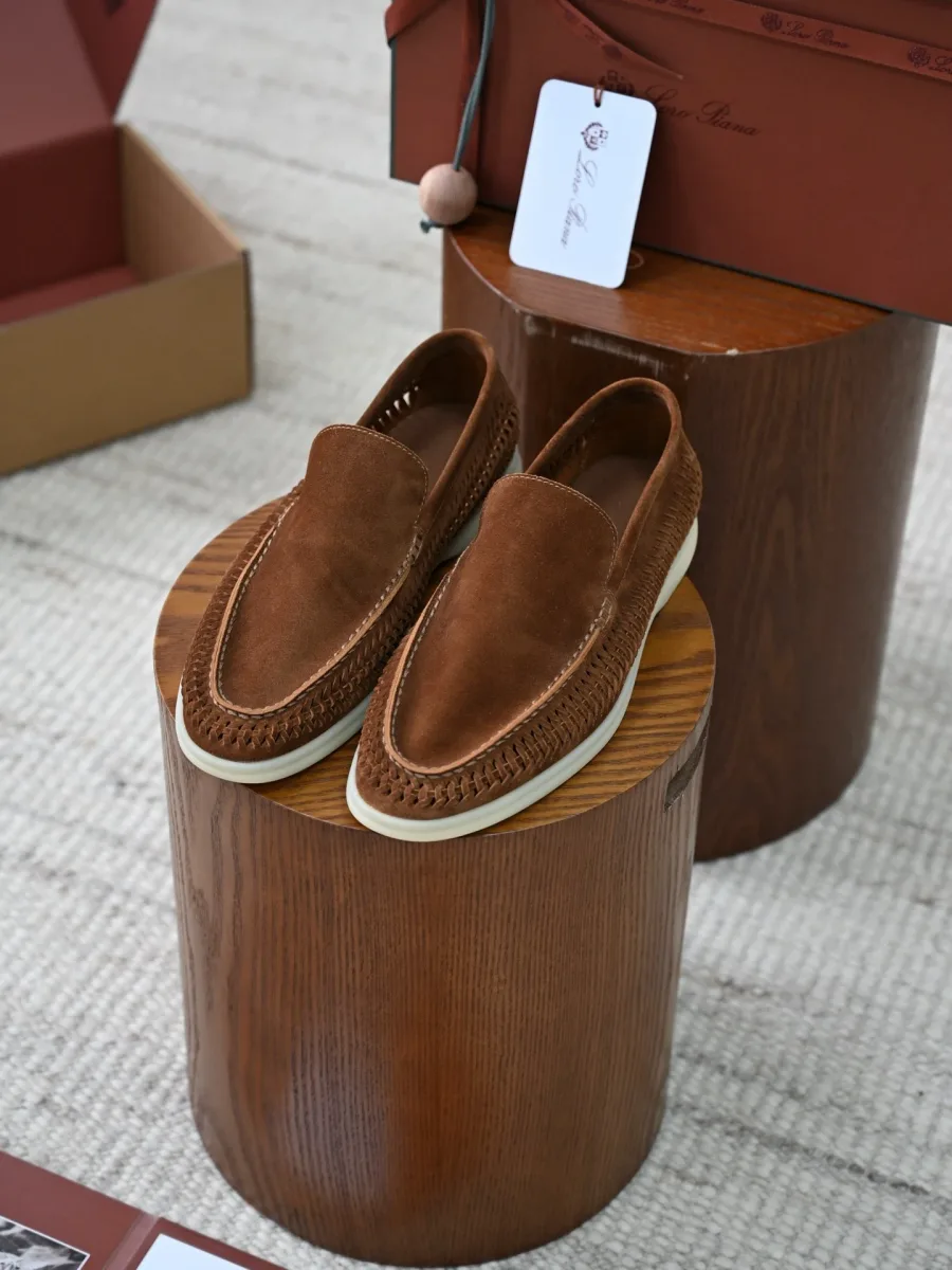 Пара коричневых замшевых лоферов Loro Piana Summer Walk в ракурсе спереди, видны швы и светлая подошва