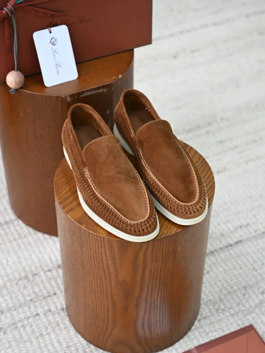 Коричневые замшевые лоферы Loro Piana Summer Walk, вид сверху под углом, плетёная окантовка и белая подошва