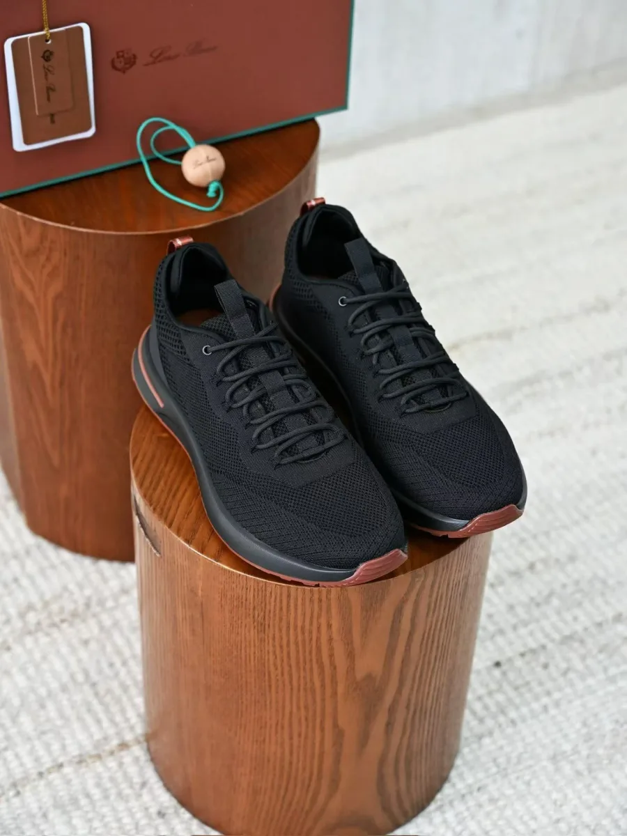 Чёрные кроссовки Loro Piana Week End Walk в ракурсе три четверти, с сетчатым верхом и шнуровкой