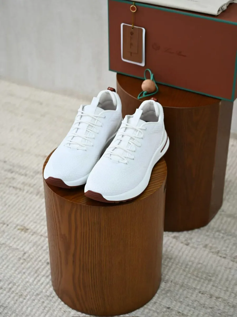 Белые кроссовки Loro Piana Week End Walk в ракурсе три четверти, видны язычки и шнуровка