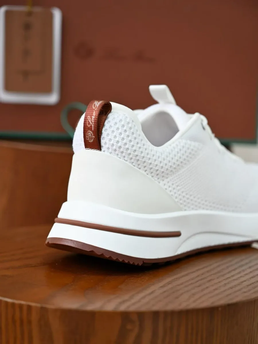 Белый кроссовок Loro Piana Week End Walk сзади, с текстильной вставкой на пятке и полосой подошвы