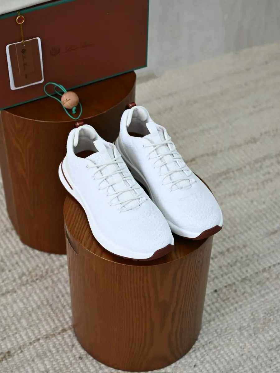 Белые кроссовки Loro Piana Week End Walk в ракурсе спереди, с сетчатым верхом и шнуровкой