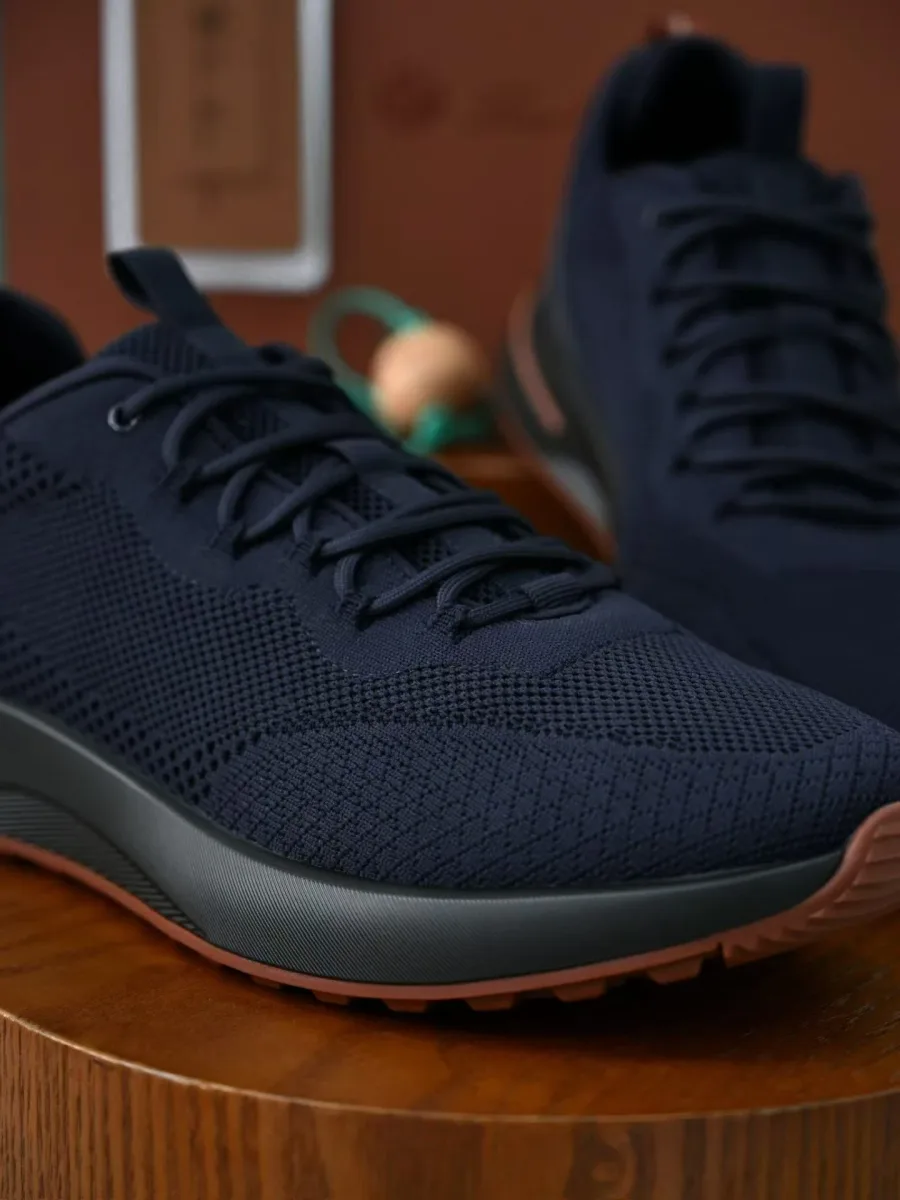 Крупный план синего кроссовка Loro Piana Week End Walk с сетчатым верхом и шнуровкой