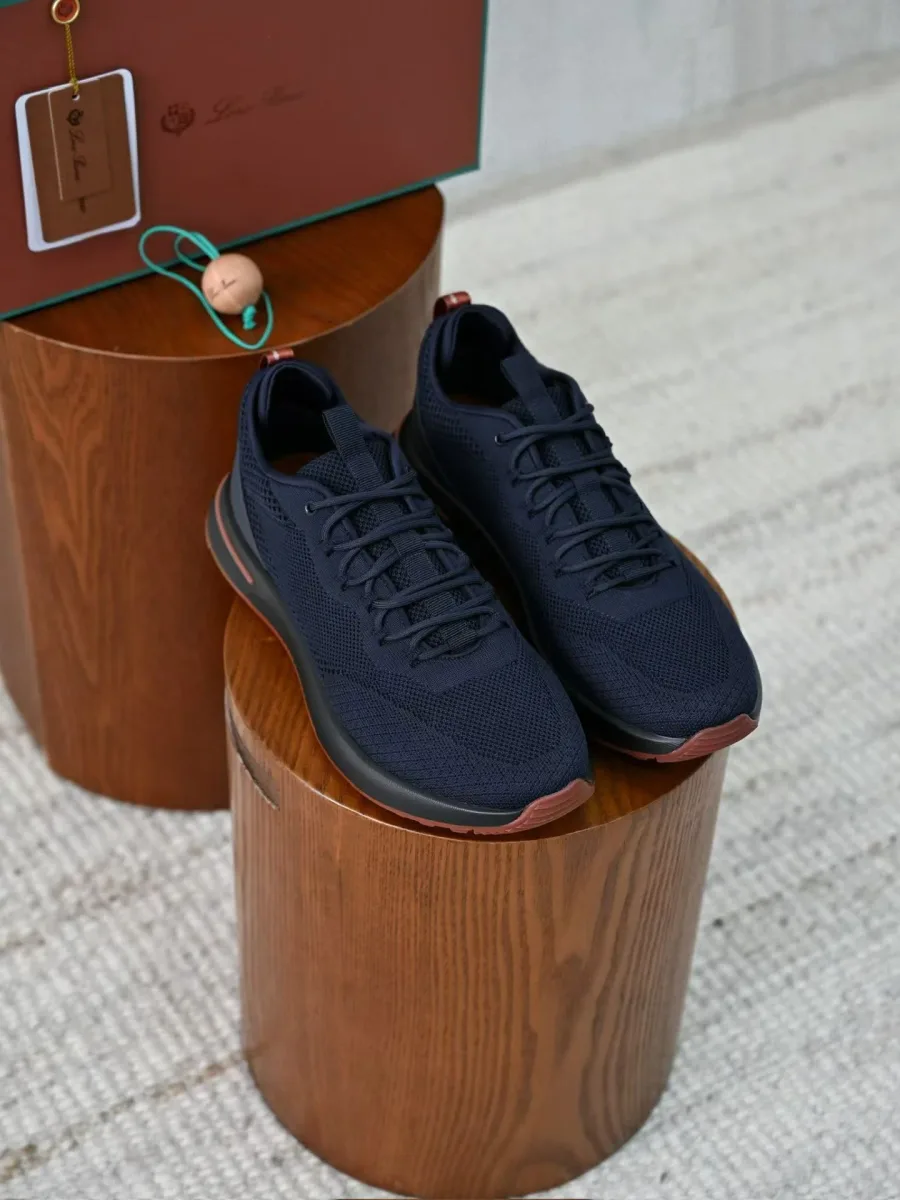 Синие кроссовки Loro Piana Week End Walk в ракурсе сверху, пара на деревянной подставке