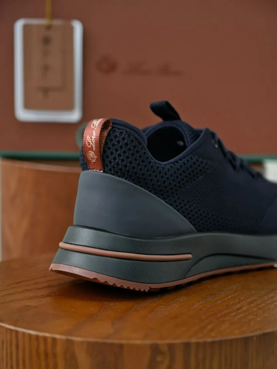 Синий кроссовок Loro Piana Week End Walk сзади, видны петля и многослойная подошва
