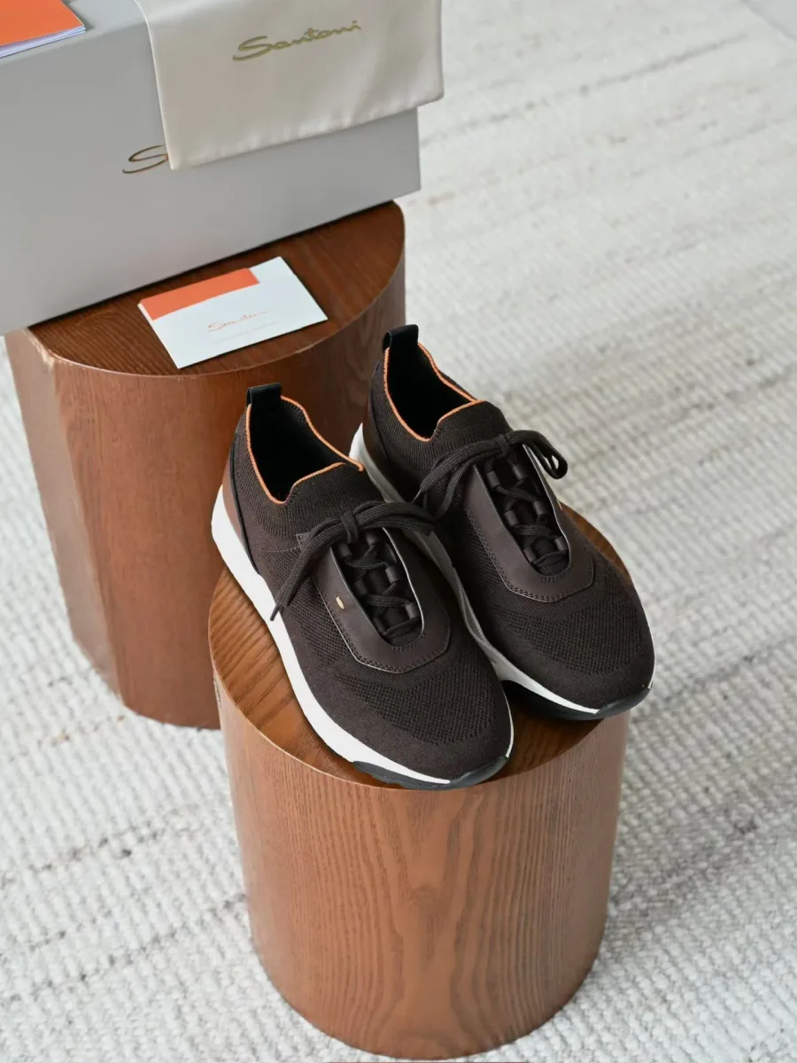 Темно-коричневые текстильные кроссовки Santoni в ракурсе сверху, с шнуровкой и белой подошвой