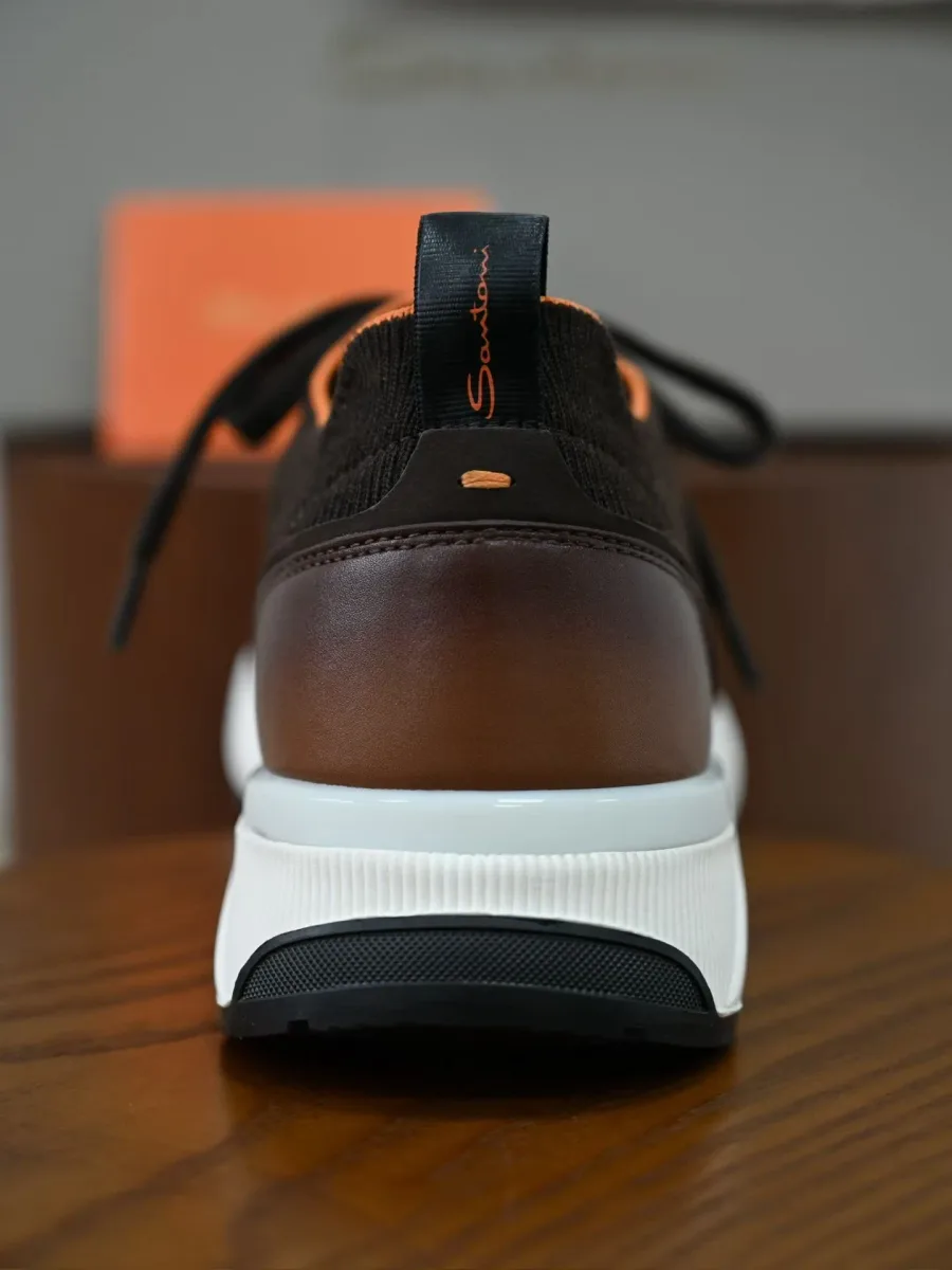 Кроссовок Santoni сзади, видны коричневая пятка, петля и контрастная белая подошва