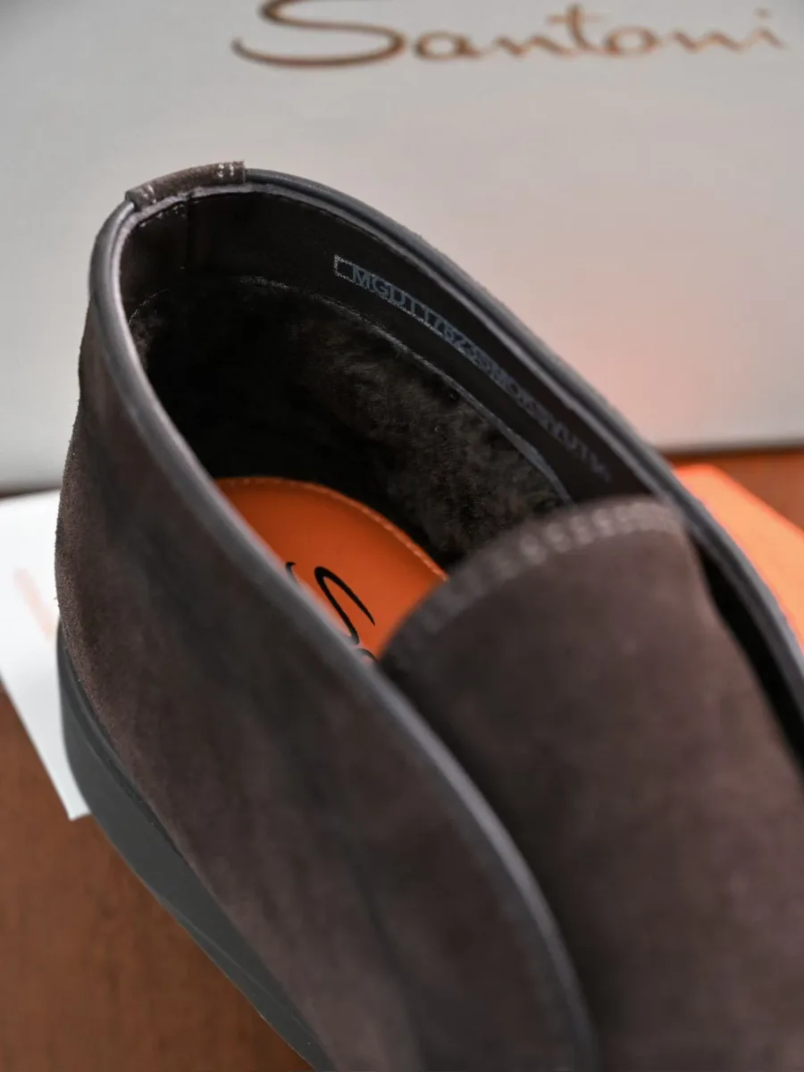 Крупный вид коричневого замшевого лофера Santoni сверху, с открытым верхом и оранжевой стелькой