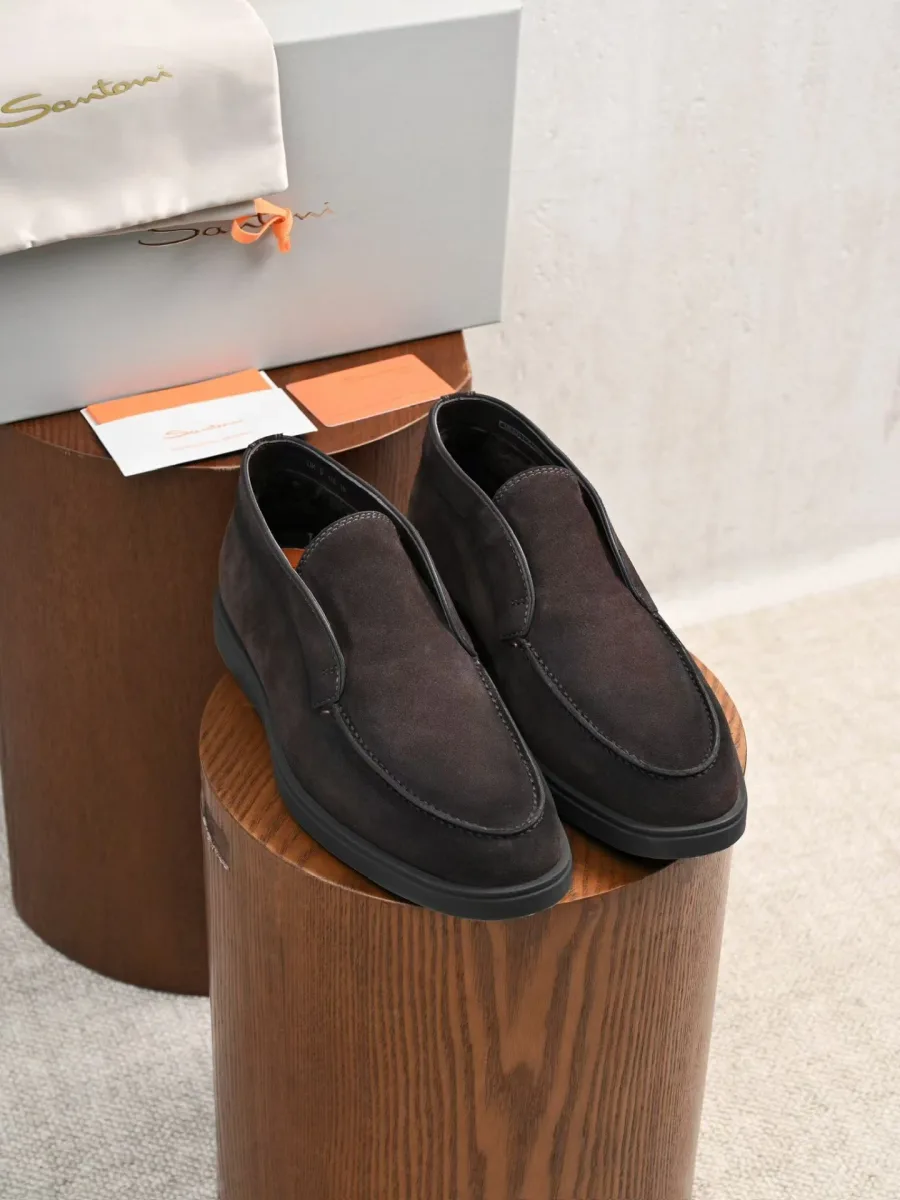 Пара коричневых замшевых лоферов Santoni в ракурсе сверху, с контурной строчкой и рельефной подошвой