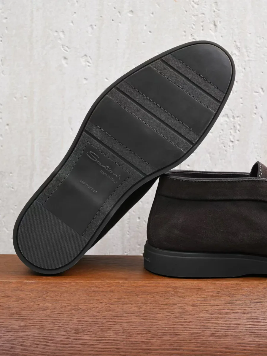 Подошва коричневого замшевого лофера Santoni крупным планом, с поперечными рельефными канавками и логотипом