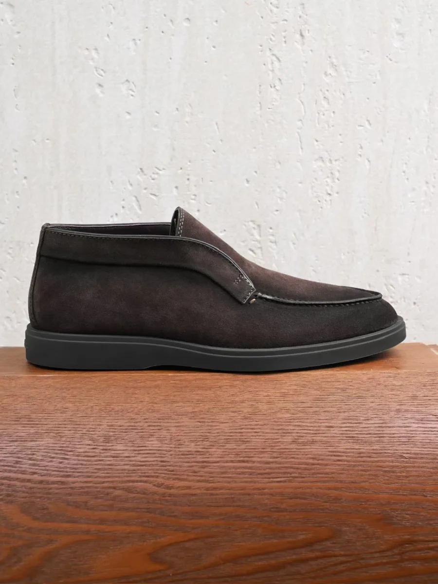 Коричневый замшевый лофер Santoni в боковом ракурсе, с лаконичным силуэтом и чёрной резиновой подошвой