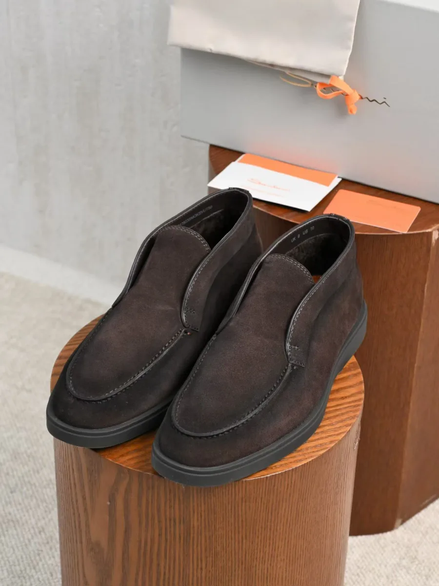 Коричневые мужские лоферы Santoni из замши, вид спереди сверху, с овальными мысами и чёрной подошвой