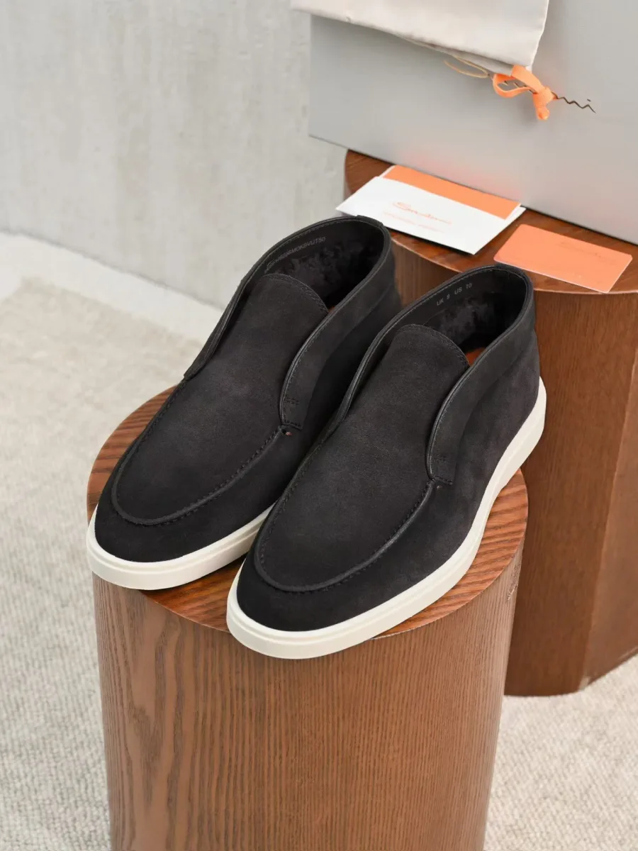 Чёрные высокие кеды из замши, парный ракурс сверху спереди, белая резиновая подошва