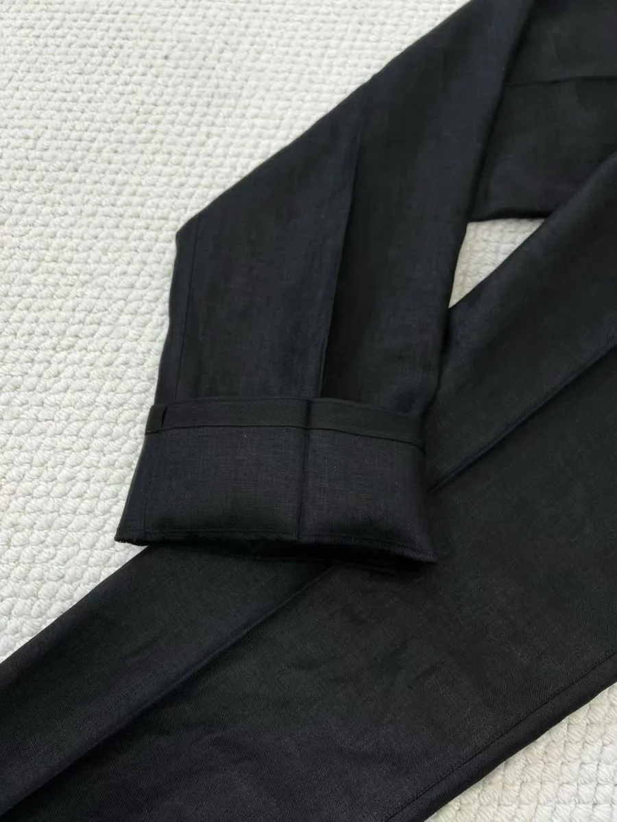 Чёрные брюки Zegna крупным планом: пояс, шлёвки и передняя застёжка