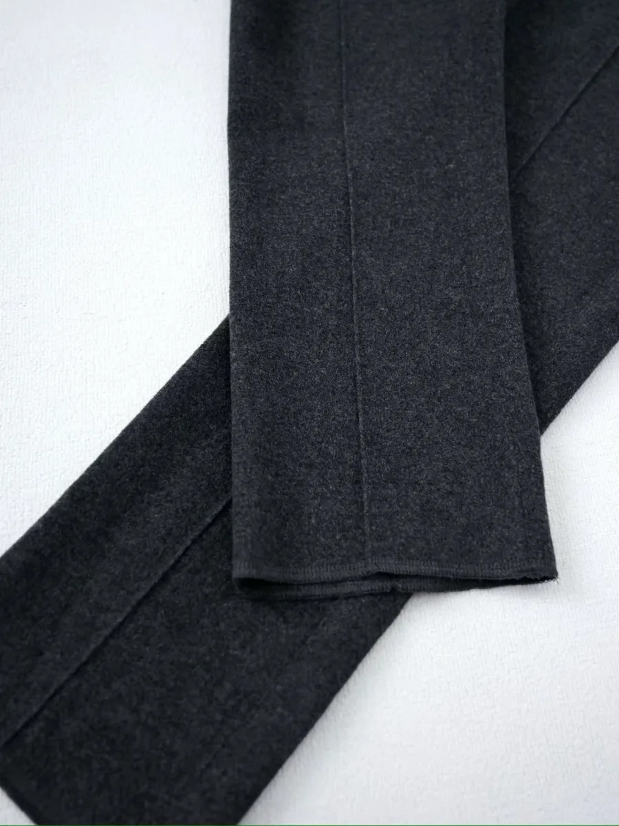 Графитовые брюки Zegna, деталь прямой брючины с аккуратным боковым швом и подгибкой низа