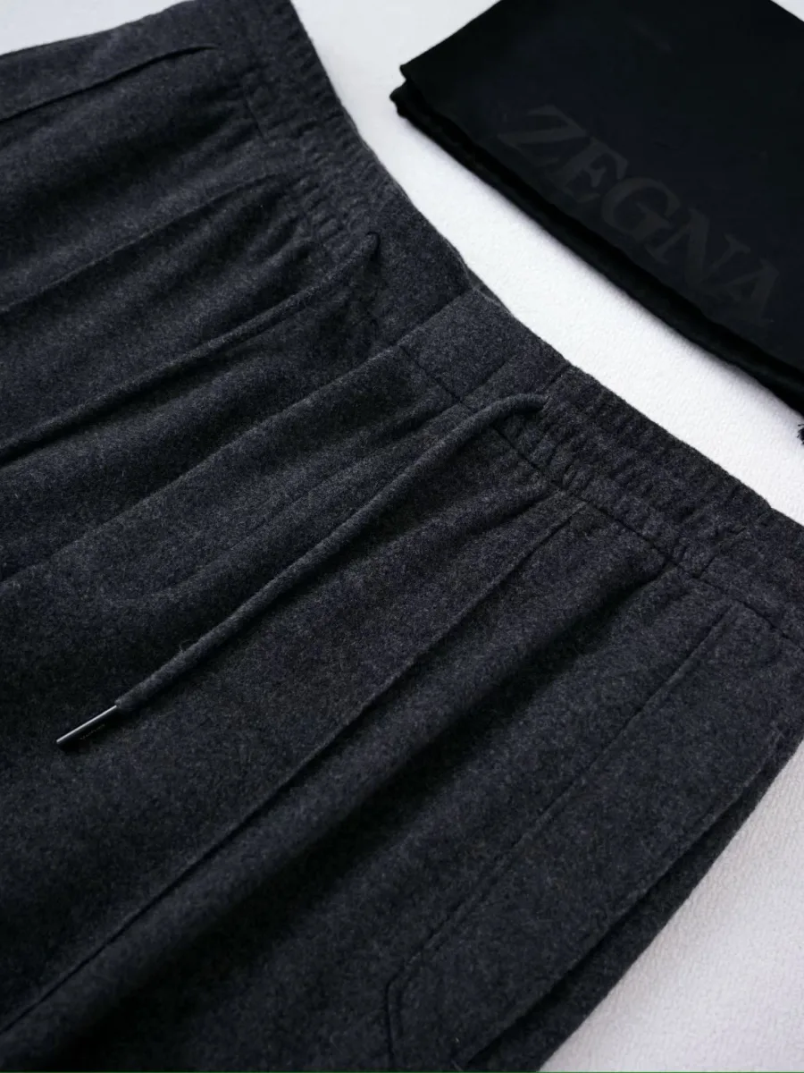 Графитовые брюки Zegna крупным планом: эластичный пояс, кулиска и складки у карманов