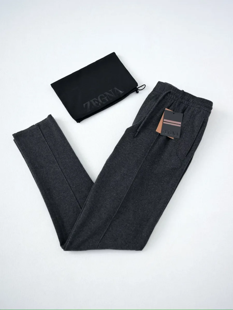 Графитовые брюки Zegna, вид сверху с прямыми брючинами, поясом на кулиске и биркой