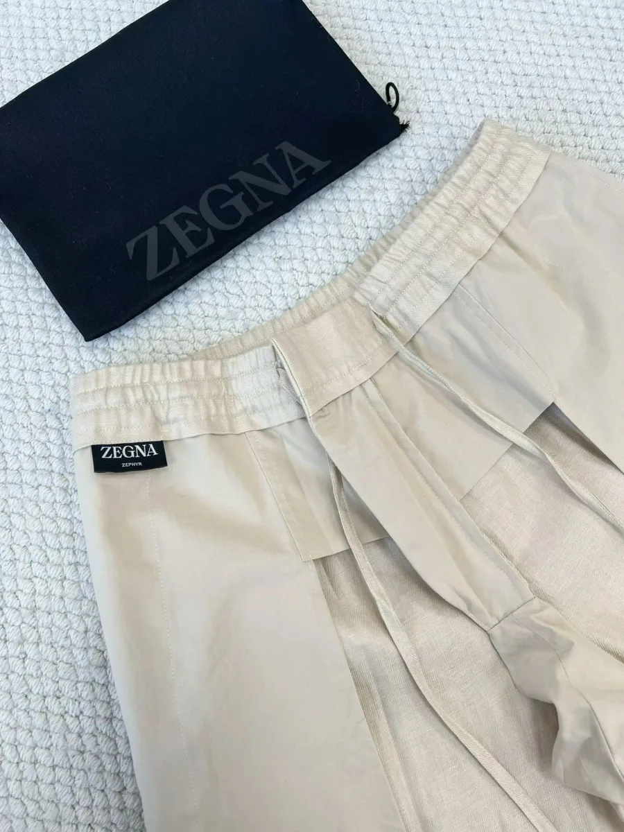 Бежевые льняные брюки Zegna, вид сбоку с поясом, боковым карманом и прямой штаниной