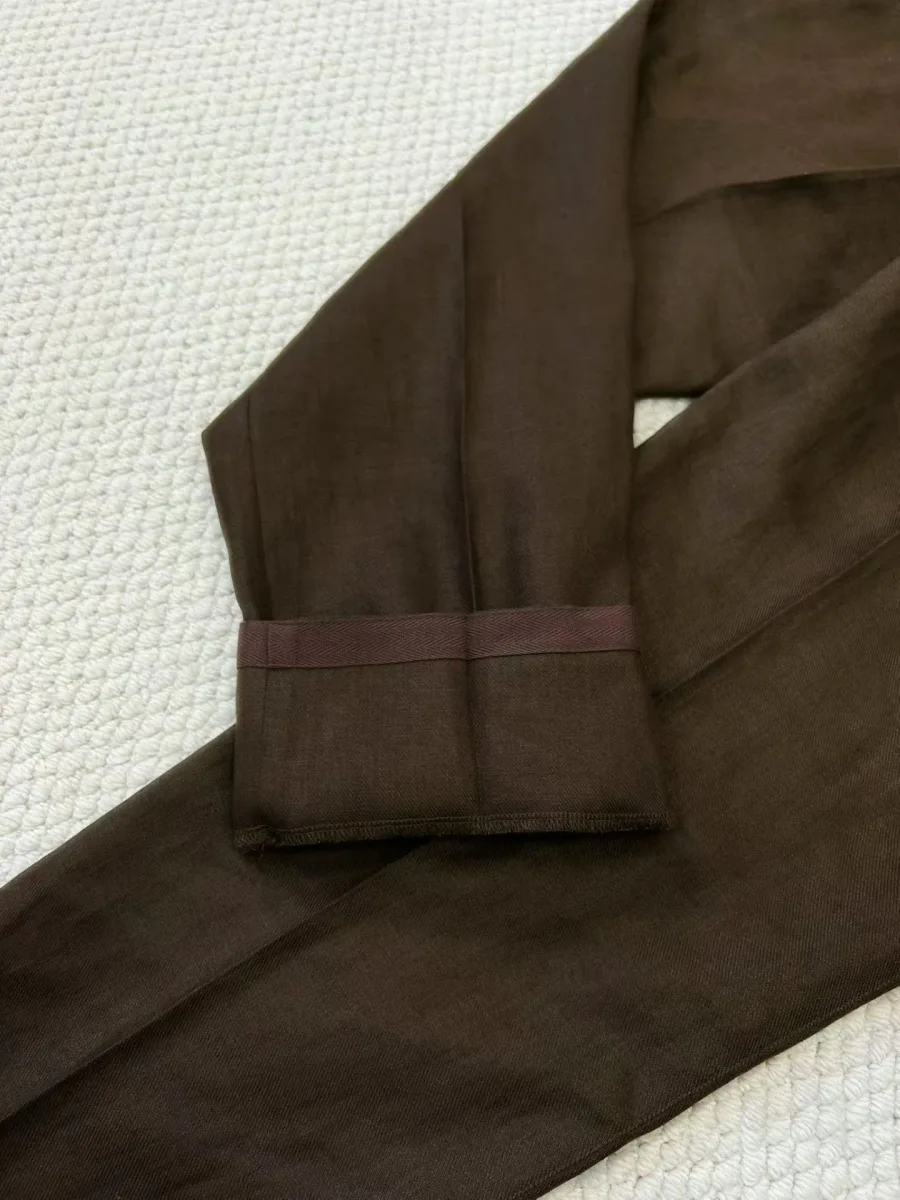 Коричневые льняные брюки Zegna Oasi Lino, крупный план бокового кармана и шлёвки пояса