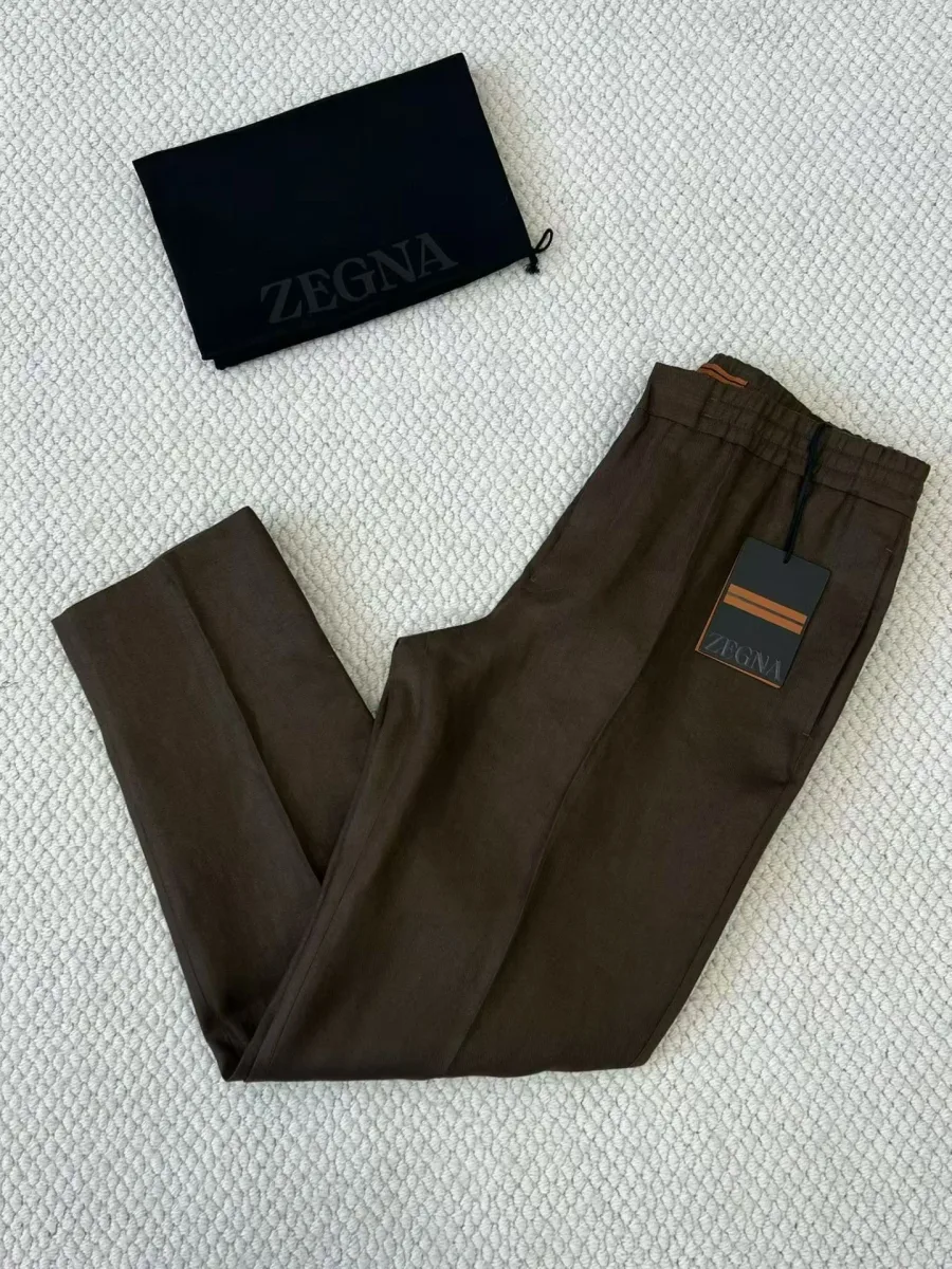 Коричневые льняные брюки Zegna Oasi Lino, общий вид с боковыми карманами и поясом
