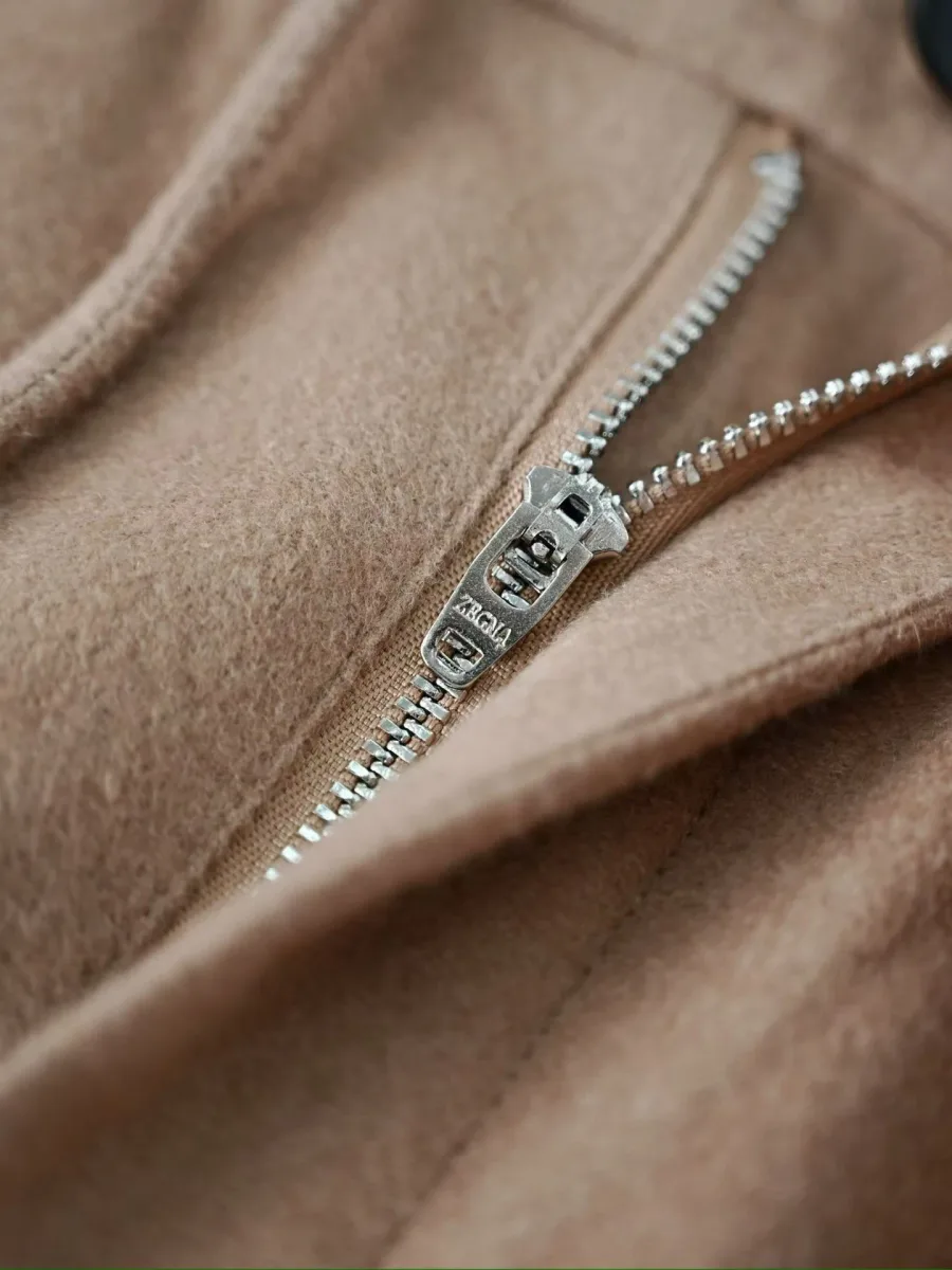 Песочные брюки Zegna, крупный план застёжки на молнию с металлическим бегунком
