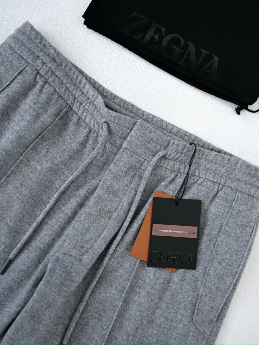 Светло-серые брюки Zegna крупным планом: пояс на кулиске, боковой карман и бирка