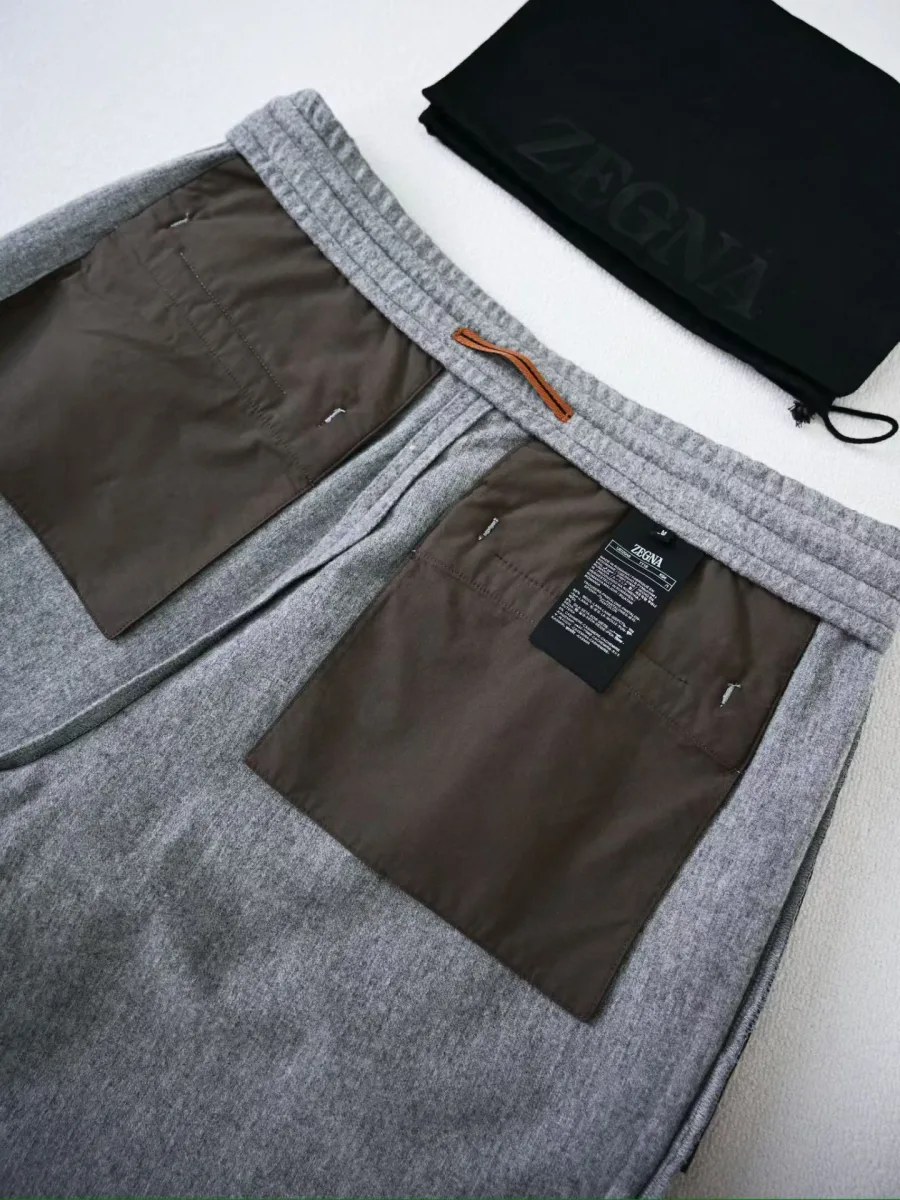 Светло-серые брюки Zegna, вид изнутри с коричневой подкладкой и поясом на резинке