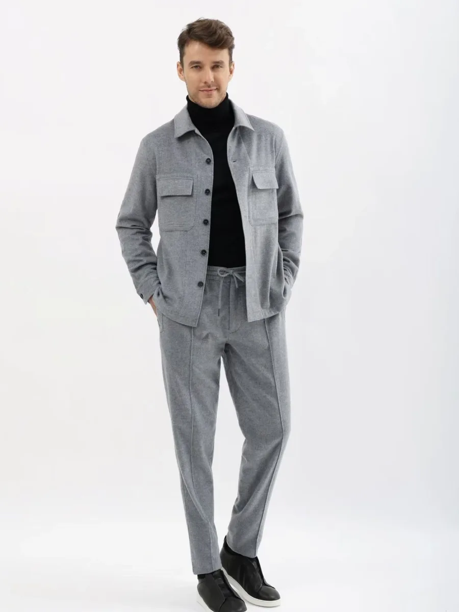 Светло-серые брюки Zegna на модели, вид спереди сбоку с поясом на кулиске