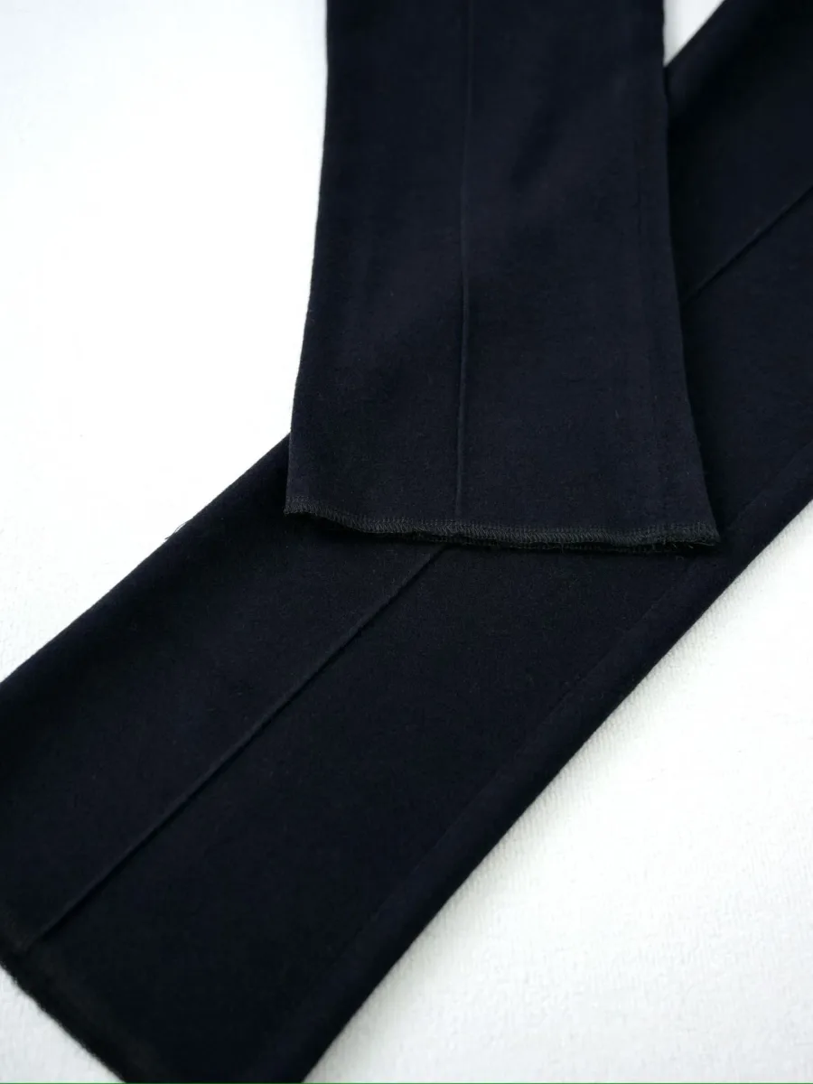 Нижняя часть темно-синих брюк Zegna с зауженной штаниной и аккуратным боковым швом