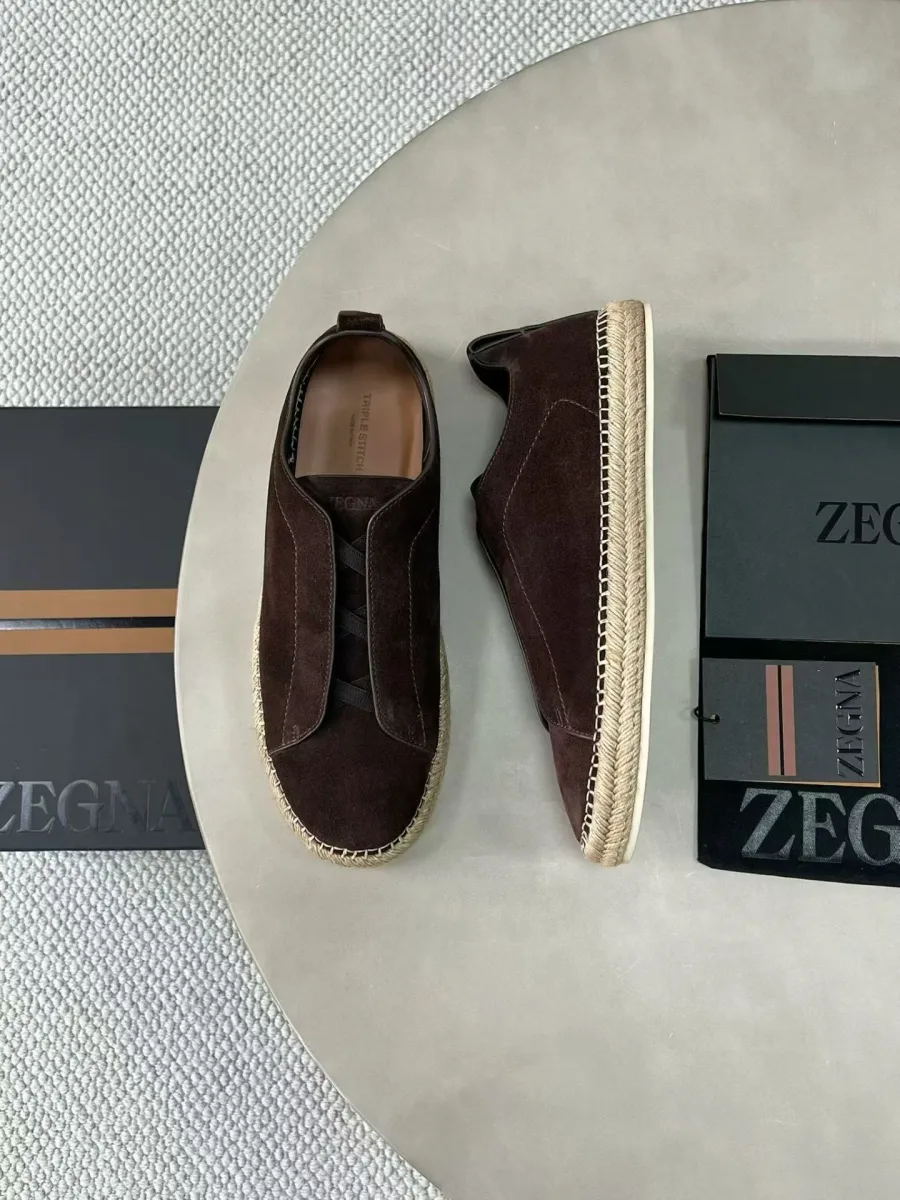 Коричневые эспадрильи Zegna Triple Stitch, вид сверху и сбоку, с замшевым верхом и плетёной подошвой