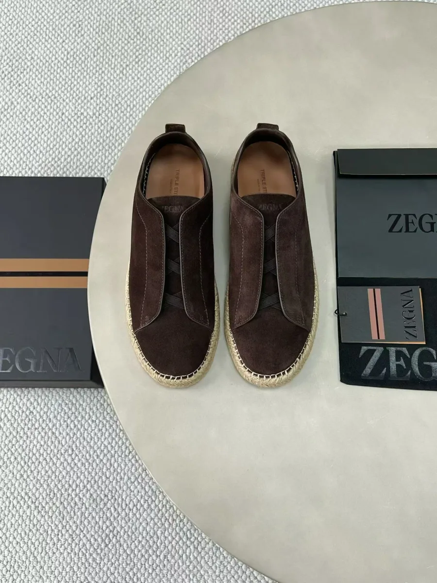 Коричневые замшевые эспадрильи Zegna Triple Stitch, вид сверху, с кожаными вставками и плетёной окантовкой
