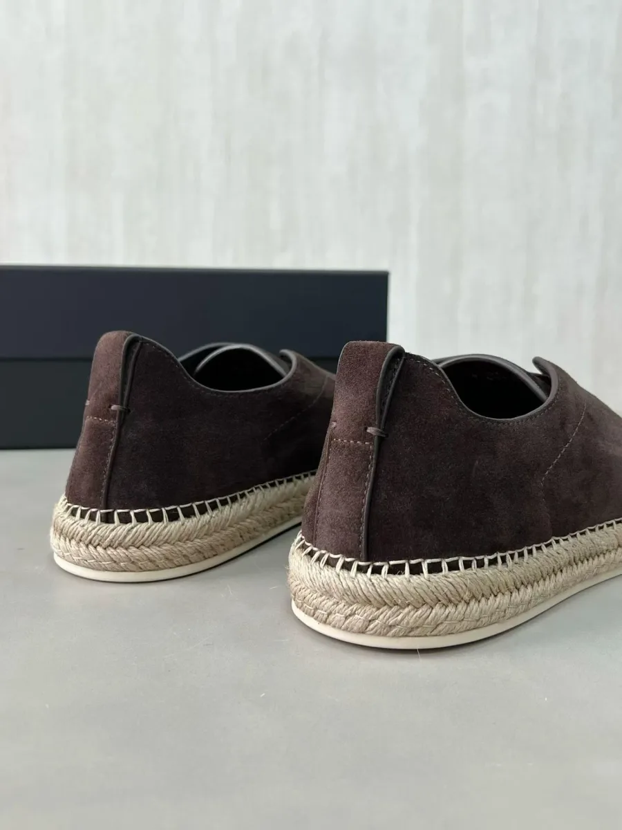 Коричневые замшевые эспадрильи Zegna Triple Stitch сзади, с петельками на пятке и плетёной окантовкой