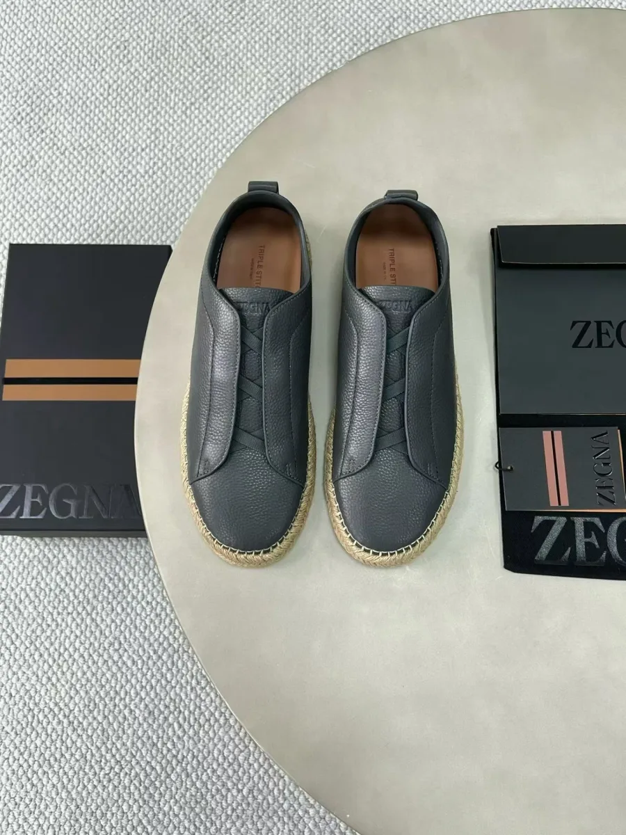 Серые эспадрильи Zegna Triple Stitch, вид сверху, с тремя декоративными перемычками и плетёным рантом