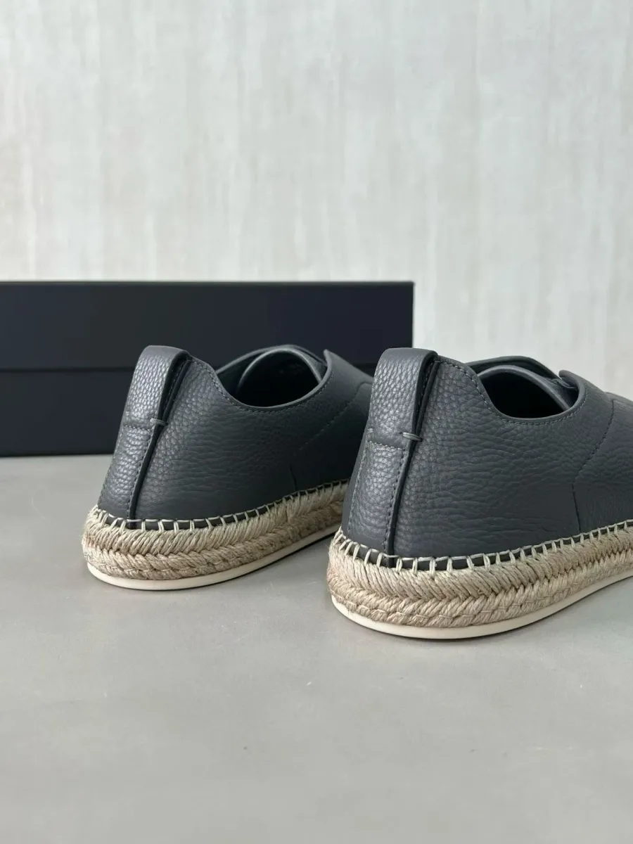 Серые эспадрильи Zegna Triple Stitch, вид сзади, с кожаной петелькой и фактурными задниками