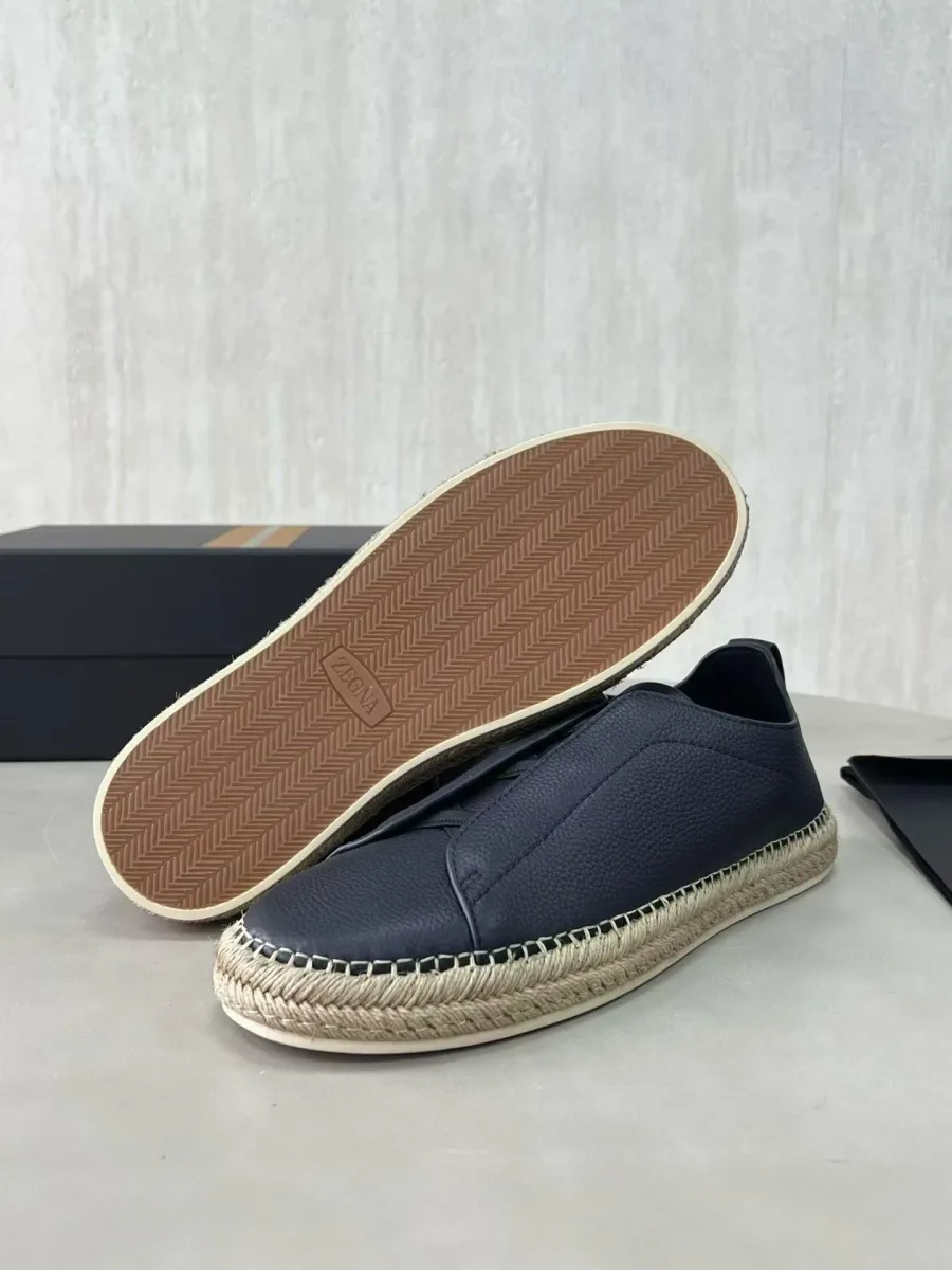 Синие эспадрильи Zegna Triple Stitch с подошвой вверх, виден рельефный протектор и светлая окантовка