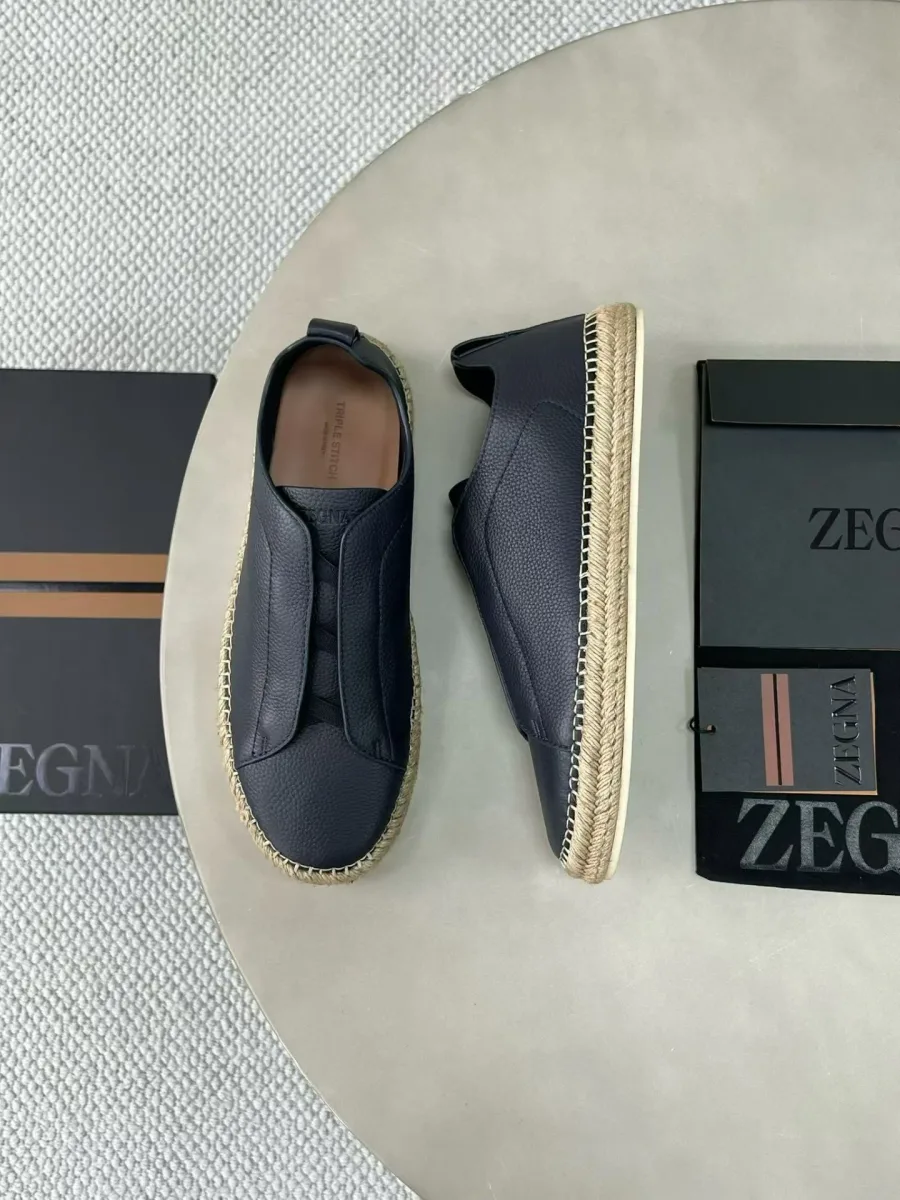 Синие эспадрильи Zegna Triple Stitch сверху под углом, с замшевыми боковыми вставками и эластичной шнуровкой