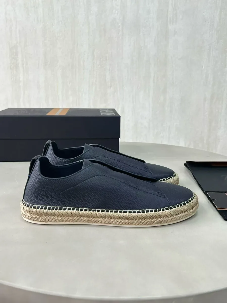 Синие эспадрильи Zegna Triple Stitch сбоку, с кожаным верхом и плетёной окантовкой подошвы