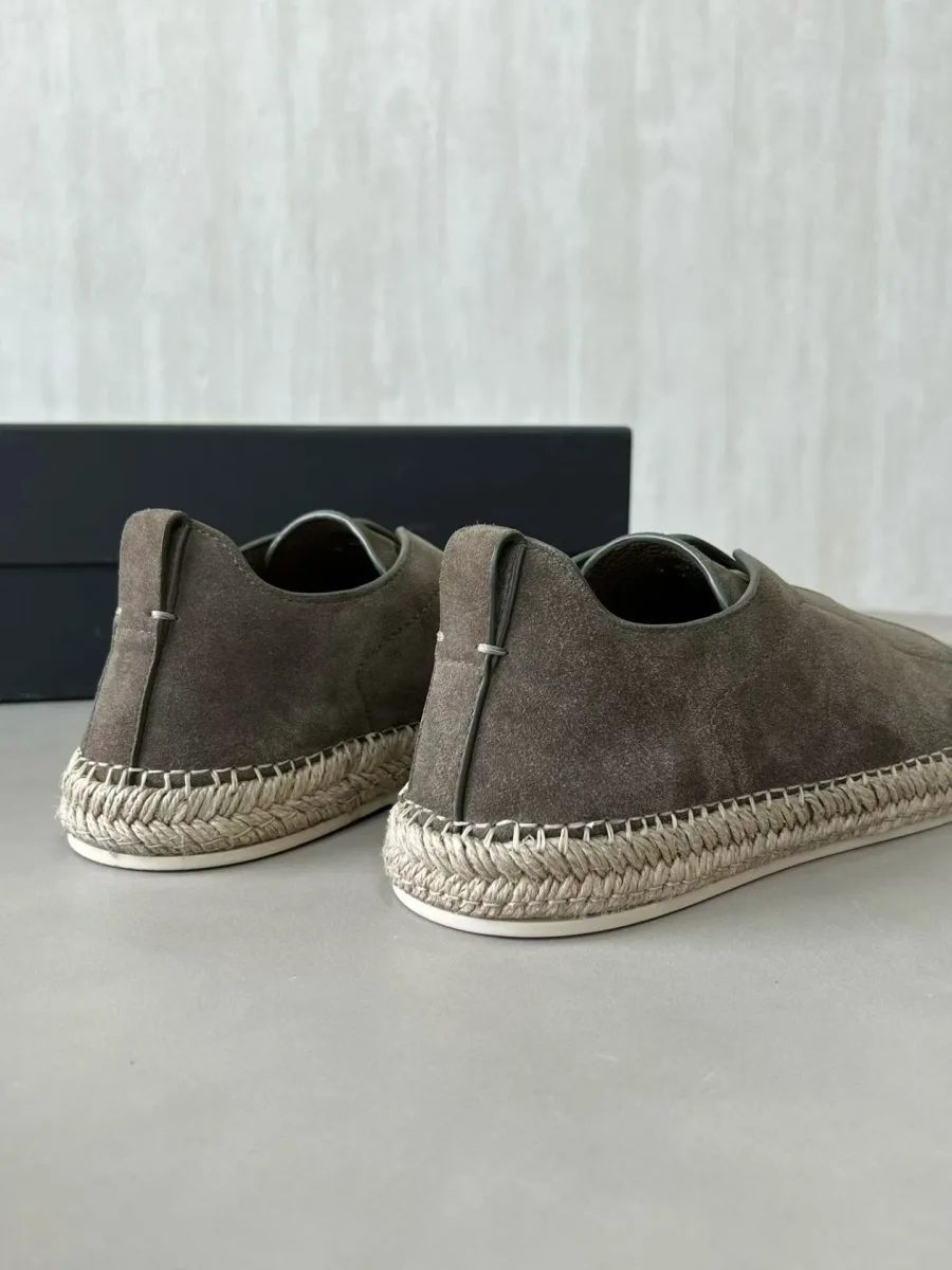 Светло-коричневые замшевые эспадрильи Triple Stitch, вид сзади, с петлями на голенище и плетёным рантом