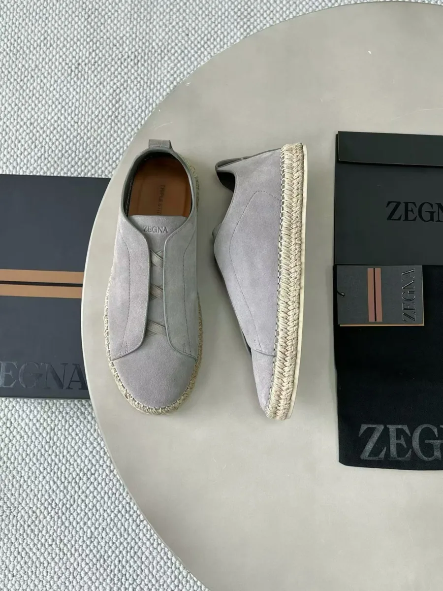 Светло-серые эспадрильи Zegna под углом сверху с рельефными швами и плетёной окантовкой подошвы